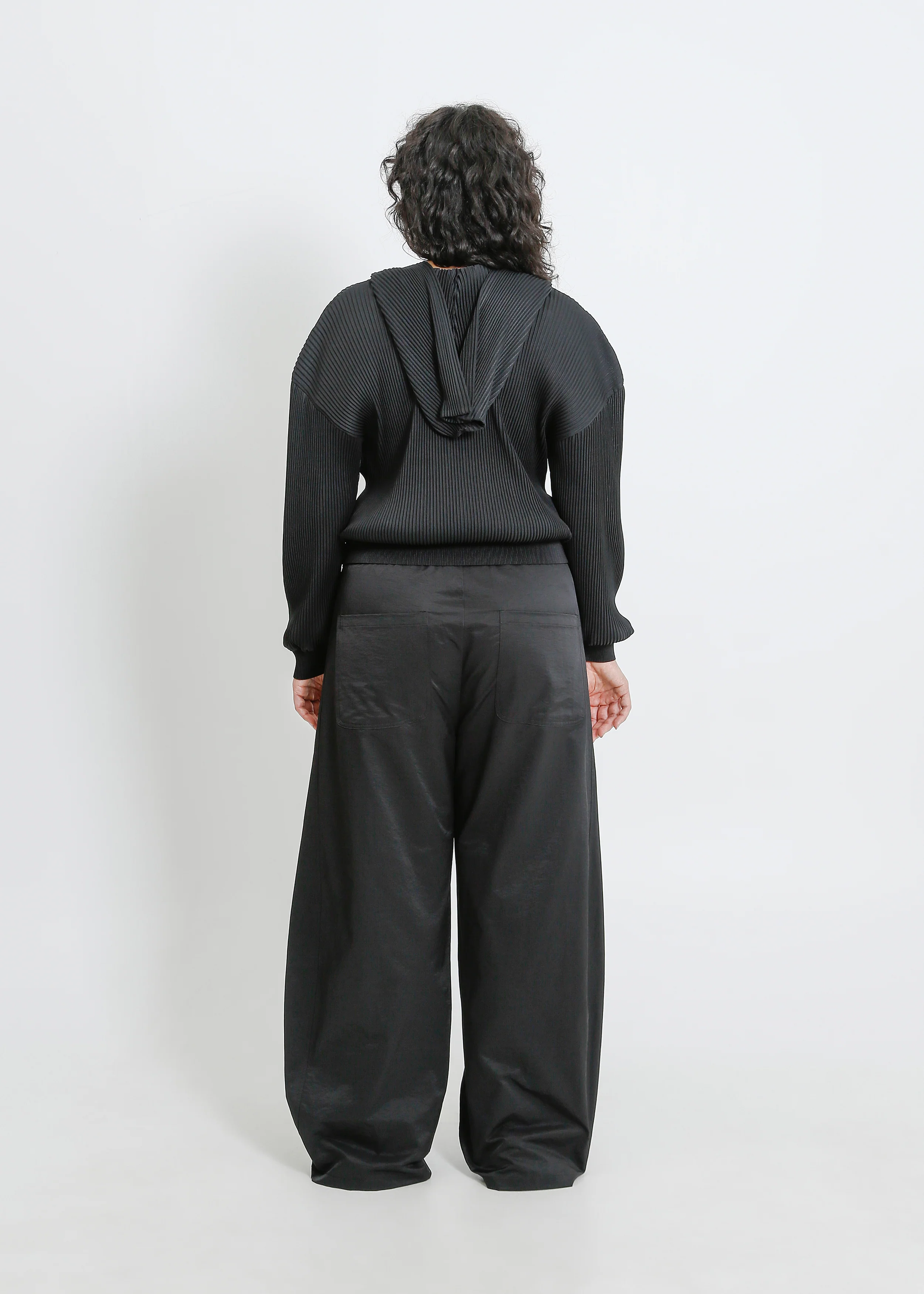 Taran Pleat Hoodie / Black - Image 9